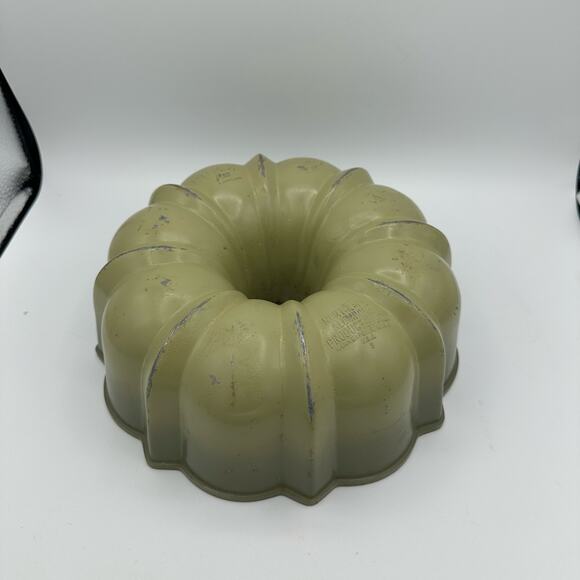 Vintage Nordic Ware Bundt Pan 12 Cup Heavy Cast Aluminum Box Recipes 10 x 4 - Picture 7 of 10